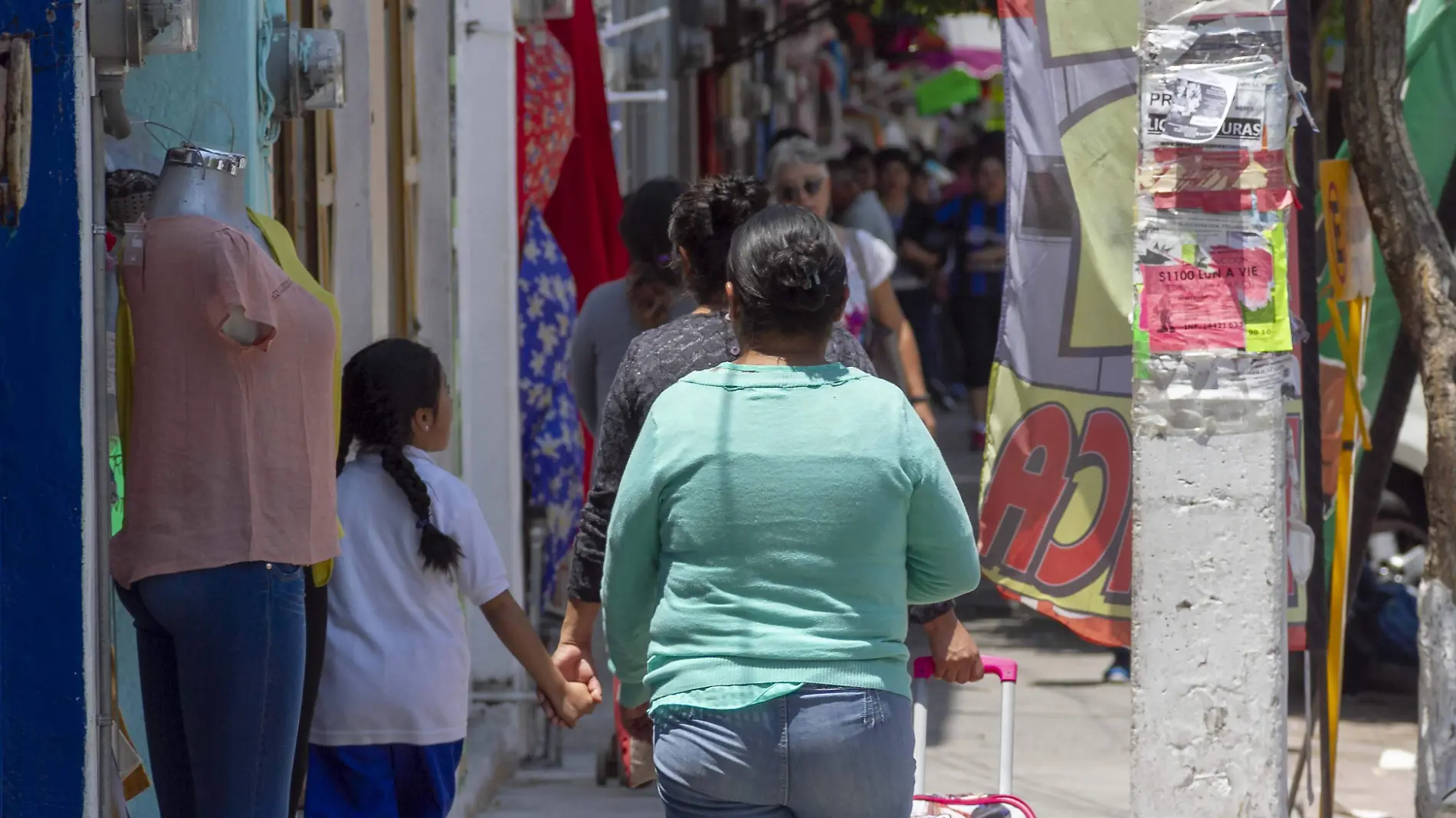 Con el ordenamiento comercial en Panamericana se liberaron las banquetas.  Foto César Ortiz.